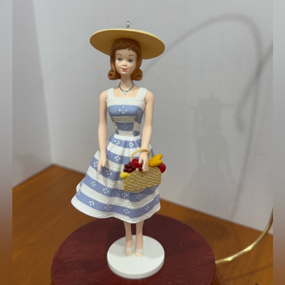 Barbie suburban shopper Midge 35th anniversary ornament 1996.